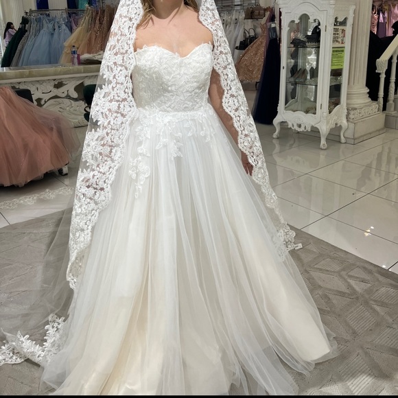 Dresses & Skirts - Wedding dress size small.